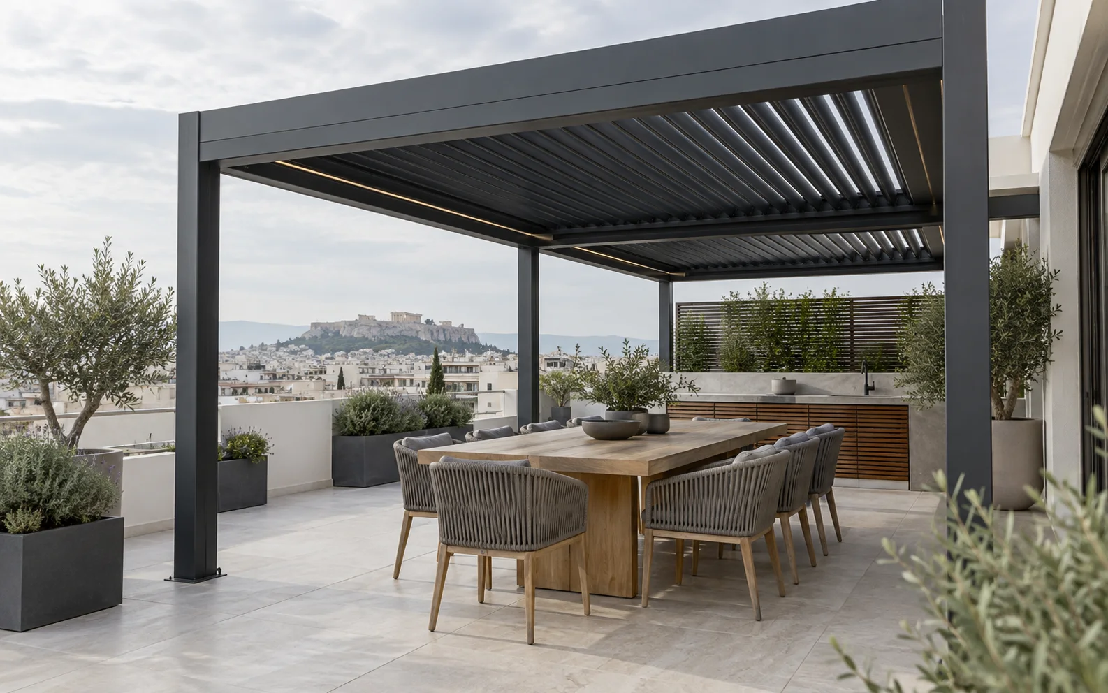 Βιοκλιματική πέργκολα σε σύγχρονη ταράτσα στην Αθήνα