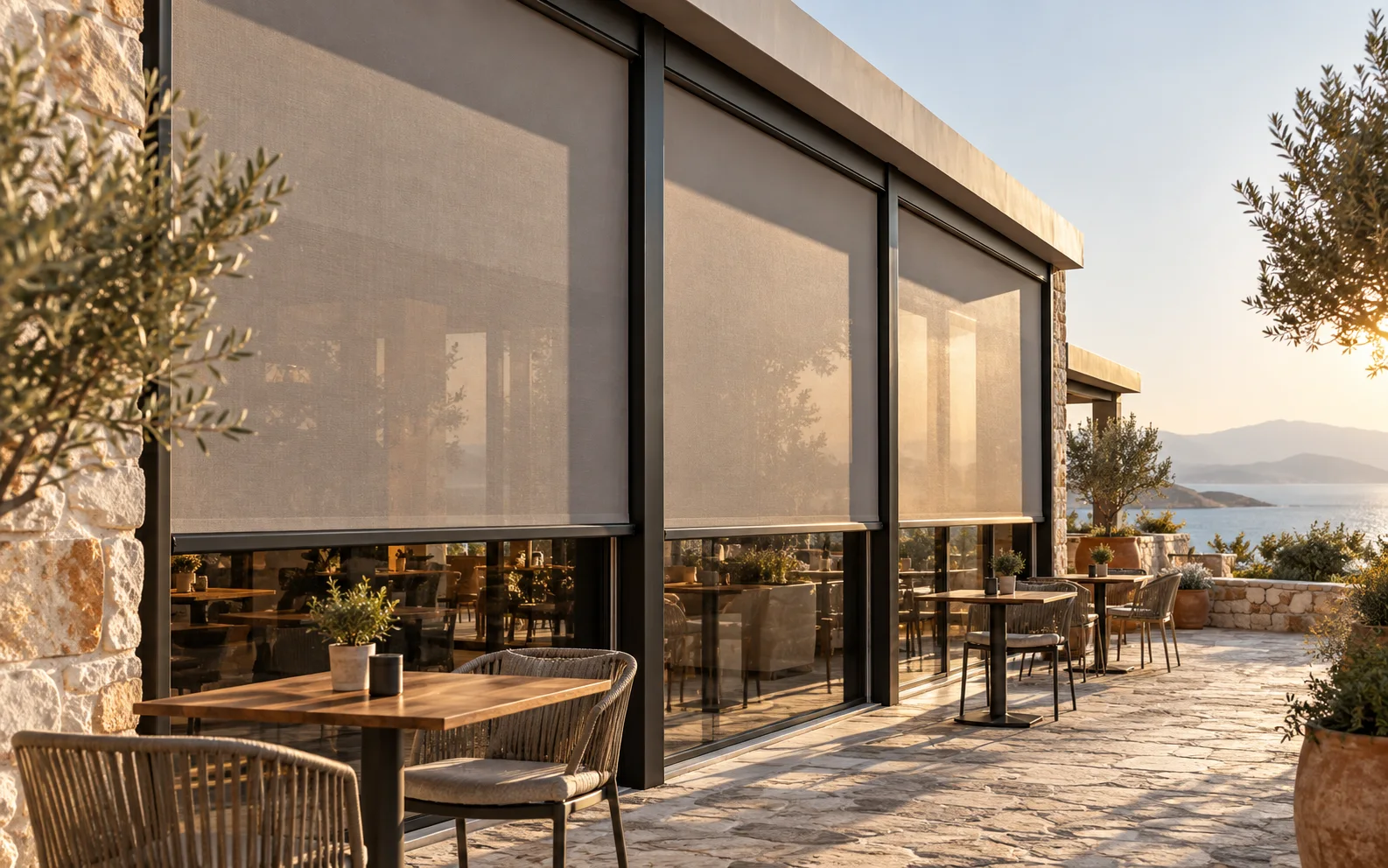 Κάθετα συστήματα σκίασης σε εξωτερικό χώρο εστίασης